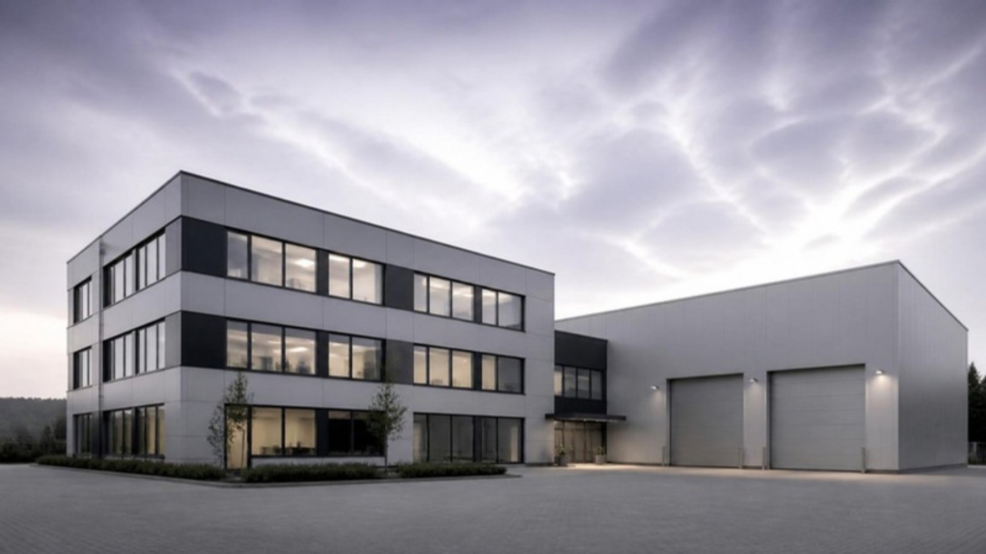 Modernes Gewerbegebäude mit Büroteil und Halle